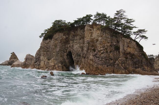 2021年の年末は、北海道から東北・北陸・山陰・九州まで、<br />数年に一度の寒波が到来して、各地で大雪となりました。<br /> 年が明けて、山形県鶴岡市の荘内神社で初詣を済ませ、<br />1月2日は、山形県酒田市で始まります。<br />江戸時代から北前船で栄えた酒田には、往時を偲ばせる倉庫群が建っています。<br />12棟並んだ倉庫群は雪を被って美しく、川べりと反対側には見事な欅並木があります。<br />「おしん」のロケ地でもあるため、常設展示でおしんの人形ギャラリーがあります。<br />倉庫のうち2棟には観光物産館「酒田夢の倶楽」があり、<br />現地の買い物を楽しむことも出来ます。<br /> 寒い時には温泉が恋しくなります。<br />2022年の初湯は、鶴岡市の日本海に面した湯野浜温泉の共同浴場に入りました。<br />高温泉なので、冷えた体にビビッと効きました。<br /> 今回の旅の最後は、新潟県村上市の日本海沿岸にある景勝地<br />「笹川流れ」です。笹川という地名の日本海に面した場所で、<br />海岸線が美しいので、遊覧船で海から見る景勝地です。<br />海岸沿いに国道345号線が走っていますが、山が海に迫る地形のため<br />トンネルが多く、陸側からではあまり見ることが出来ません。<br />唯一「眼鏡岩」には展望台があるので、そこでドローンを飛ばしました。<br />陸地からでは見ることが難しい「眼鏡岩」の穴を撮影することが出来ました。<br />秋田・山形・新潟と日本海に沿って南下する今回の旅もここで終わりです。<br /><br />