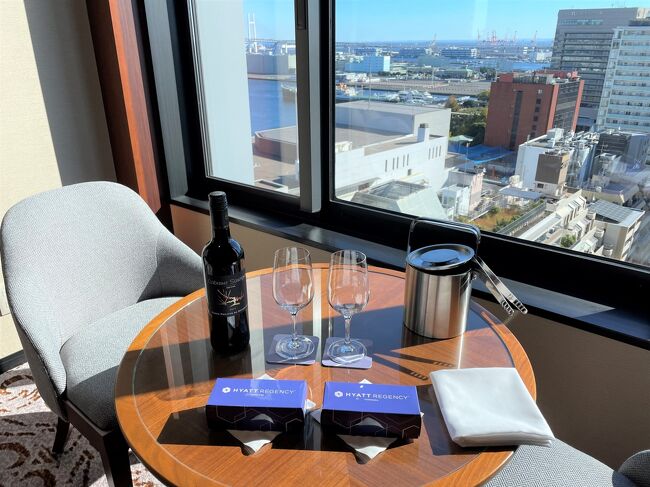 横浜・山下町『Hyatt Regency Yokohama』<br /><br />2020年5月23日に「Hyatt Hotels and Resorts」の横浜初進出となる<br />『ハイアット リージェンシー 横浜』がオープン!<br /><br />大好きなハイアット系列のホテル♪<br />2018年1月22日にオープンした『ハイアット セントリック 銀座 東京』や<br />2021年7月12日にリブランドした『ハイアット リージェンシー 東京ベイ』は<br />ブログに載せましたが、『ハイアット リージェンシー 横浜』は初訪問!<br />海外に行くことができず、貯まっている「ワールド オブ ハイアット<br />(World of Hyatt)」のポイントを利用して宿泊してきました♪<br /><br />今回は『ハイアット リージェンシー 横浜』のお部屋を予約するにあたり、<br />World of Hyattのポイントが貯まっていたこともあり、<br />『ハイアット リージェンシー 横浜』の公式ウェブサイトから<br />予約することにし、9,000ポイントのWorld of Hyattポイントを使用して、<br />「Upgrade Premium Suite」(「ベイビュースイートツイン」の<br />スイートルームにアップグレード)で予約することにしました。<br /><br /><宿泊料金><br />◇ Upgrade Premium Suite<br />現金+ポイント=18,000円(税抜)+9,000ポイント<br /><br />≪現金≫<br />18,000円+サービス料(1,800円)+サービス料の消費税(180円)<br />+消費税(1,800円)=21,780円(税込)<br /><br />最終的に「ベイビュースイートツイン(77㎡)」のスイートルームに<br />21,780円(税込)と9,000ポイントのWorld of Hyattポイントで<br />宿泊することができました \(^o^)/<br /><br />ちなみに、『ハイアット リージェンシー 横浜』の公式ウェブサイトから<br />「ベイビュースイートツイン(77㎡)」のルームカテゴリーのお部屋を<br />予約すると82,280円でした。<br /><br />『ハイアット リージェンシー 横浜』の「ベイビュースイート」は、<br />World of Hyattポイントを併用すると、めちゃお得に宿泊することができます。<br />とても気に入りました♪<br />まだまだWorld of Hyattのポイントが残っているので、再訪確定です!!<br /><br />◇ 『ハイアットリージェンシー横浜』(計315室)のルームカテゴリー<br /> <br /><Standard(スタンダード)><br />〇 スタンダードキング(37~41㎡)〔3~9F〕<br />〇 スタンダードツイン(37~39㎡)〔3~9F〕<br />〇 スタンダードコーナーキング(38㎡)〔4~13F〕<br />〇 スタンダードトリプル〔ツイン+エキストラ〕(39㎡)〔4~9F〕<br /> <br /><Deluxe(デラックス)><br />〇 デラックスキング(37~41㎡)〔10~16F〕<br />〇 デラックスツイン(37~39㎡)〔10~16F〕<br />〇 デラックスツイン+エキストラ(39㎡)〔10~16F〕<br /> <br /><Club(クラブ)><br />〇 クラブキング(37㎡)〔17~19F〕<br />〇 クラブツイン(37~39㎡)〔17~19F〕<br /> <br /><Suite(スイート)〔計18室〕><br />〇 リージェンシースイートツイン(74㎡)〔14~17F/計8室〕<br />→ 1427, 1428, 1527, 1528, 1627, 1628, 1727, 1728号室<br /> <br />〇 リージェンシースイートキング(74㎡)〔18~19F/計4室〕<br />→ 1827, 1828, 1927, 1928号室<br /> <br />〇 ベイビュースイートツイン(77㎡)〔14~17F/計4室〕<br />→ 1401, 1501, 1601, 1701号室<br /> <br />〇 ベイビュースイートキング(77㎡)〔18~19F/計2室〕<br />→ 1801, 1901号室