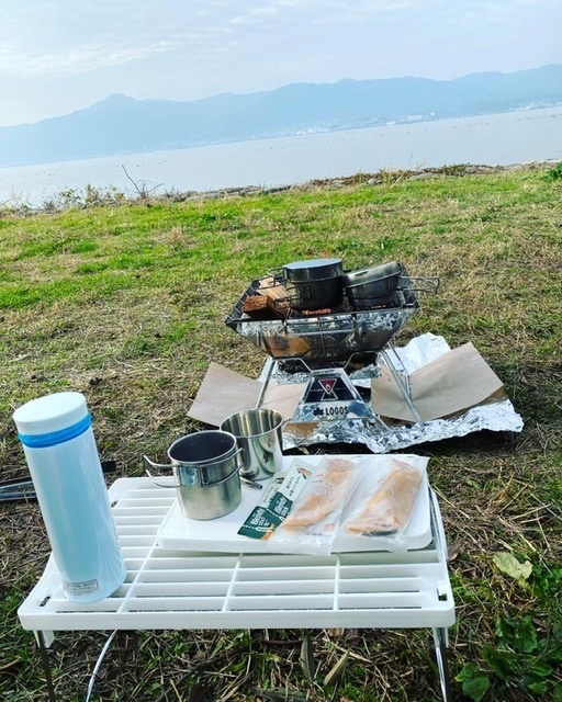 まとまりの無いタイトルですが…<br />コロナ感染状況が落ち着いた12月に<br />滋賀県草津市にマタニティ旅行(妊娠8ヶ月)<br />に行ってきました!<br /><br />マタニティなので私と夫の行きたいところ、<br />したいこと一つずつ入れました。<br />私は新しくできた、滋賀県立琵琶湖博物館と<br />温泉に入りたい(2つあるやん。。)!<br /><br />ちなみに夫は、コロナ禍で火器厳禁の場所が多いので<br />湖畔で焚き火をしながら、お茶を飲みたかったそう(*´∇`*)<br /><br />★12月11日<br /> 滋賀県立琵琶湖博物館<br /> ストロベリーファクトリーでランチ<br /> 琵琶湖湖畔で焚き火<br /> 宿 びわこ千松<br />★12月12日<br /> 琵琶湖湖畔で焚き火ふたたび<br /> 浮御堂(近江八景の一つ)<br /> 浮御堂を眺めてランチ♪<br />