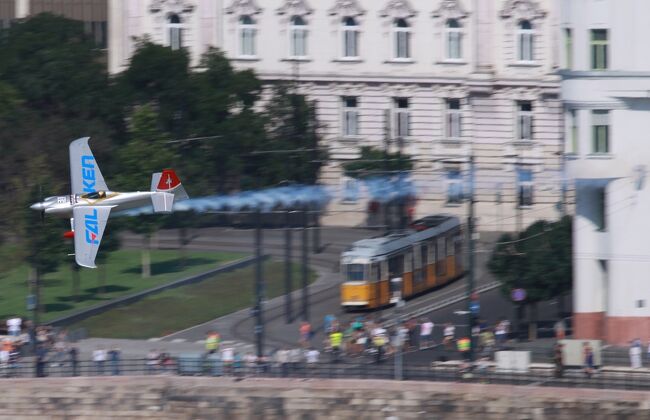 大空のＦ１レースともいわれる &quot;Red Bull Air Race&quot; 日本でも千葉で行われたことがあったので、ご存知の方もいるだろう。<br />アジア人唯一のエアレースパイロット 室屋 義秀 選手を応援するため、いつもの同行者と共通の友人の３人でハンガリーはブダペストへ向かうことに。2016年シーズンでは前戦の千葉で室屋選手自身の初優勝を飾っての次戦ブダペスト戦だ。世界遺産の鎖橋の下をエアレース機が潜り、国会議事堂の目の前を横切る....ドナウ川を舞台に１４名のマスターパイロットの熱き戦い。さて、どんなレースになるのか？現地で観戦するぞ！。<br /><br />実は今回の旅が初ヨーロッパとなる。成田で出国しドイツ・デュッセルドルフで乗換えてハンガリー・ブダペストへ。どんな旅になるのか？ワクワクしながらの旅は成田空港からスタート。<br /><br />※2016年の旅を思い返しながらの記録なので一部不正確な所があるかもしれません。予めご了承くださいませ。