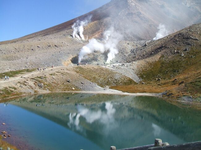 雲海と紅葉の大雪山・トムラウシを縦走 旭岳編<br />雲海と山並みと紅葉、今までの中でももっとも素晴らしい山行になりました。<br />９月でもテント泊の時は氷点下で靴下もズボンも重ね履きをして寒さをしのぎました。友人がお湯を沸かしてペットホトルに入れ簡易湯たんぽを作ってくれたのがとてもありがたく嬉しかった。<br /><br />旭岳ロープウェー姿見駅から姿見池--旭岳--北海岳--白雲岳--白雲岳避難小屋（泊）--日本庭園--トムラウシ山--南沼キャンプ指定地（泊）--トムラウシ温泉東大雪荘