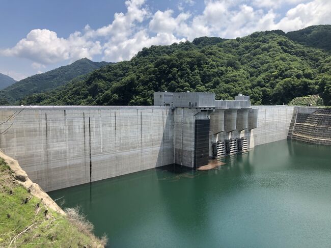 コロナ禍2回目の夏休み。<br />遠出はちょっと難しいけど、自家用車で密を避けて行けるところに旅行しよう！<br />乗馬がしたいという上の娘、釣りがしたいという息子、そして何より涼しいところに行きたいという大人の希望を合わせて決めた行き先は群馬県。<br />冬休みに行って気に入った嬬恋に再訪と、四万ブルーを見に四万温泉。<br />川遊びや森の中をハイキングと、夏っぽいアクティビティ満載の旅になりました。<br />帰り道に八ッ場ダムへ寄り道。真新しい大きなダムでした。<br /><br />旅行日程はこちら。（★が今回の旅行記です。）<br />1日目：伊香保グリーン牧場で乗馬体験（四万温泉泊）<br />2日目：四万温泉観光（嬬恋泊）<br />★3日目：嬬恋で川遊び＋釣り体験（嬬恋泊）<br />★4日目：八ッ場ダム経由で帰宅