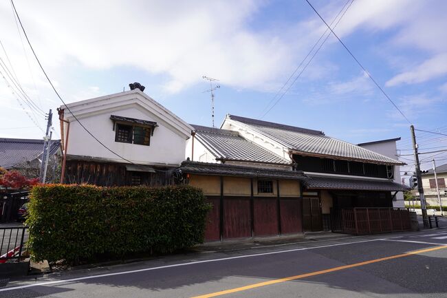 京都府・大阪府・奈良県の、３府県の府県境が交わる地点に位置する京都府京田辺市の中心部である田辺地区は、古くから南北方向に通る奈良街道（府道２２号線）と東西方向に通る河内街道（旧国道３０７号線）が交差する陸上交通の要衝で、木津川の水運も相まって、南山城地域における重要な物流拠点として栄えました。<br /><br />かつては奈良街道と河内街道が交差する辺りを中心に、伝統的な町家が軒を連ねる町並みが広がっていましたが、国道３０７号線のバイパス化により南側へ移転するのに合わせて、旧国道３０７号線も拡幅されたため、河内街道沿いに広がっていた風情ある町並みは、ほとんどその姿を消してしまいました。<br /><br />とはいえ、かつての奈良街道沿いには、厨子２階建てに、煙出しの越屋根、虫籠窓、格子、駒留などをしつらえた伝統的な町家が点在しており、往時の繁栄ぶりを今に伝えています。