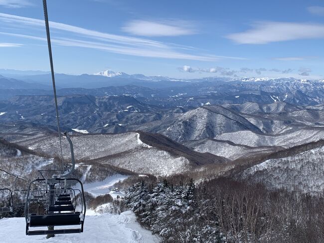 30年ぶりに川場スキー場に行ってみました。<br />開業当時はまだバブルの余力があって、激込みが当たり前でした。<br />こんな風の通り道にスキー場ができるなんてと思っていました。<br />案の定強風でリフトは止まりまくり、気温も隣の玉原より寒かったです。<br />しかし、吹き溜まりでパウダーがたっぷりでした。<br />インターから最も近いスキー場として、<br />また、雪山登山としても人気がある川場スキー場の旅行記です。<br />スキー場旅行記は全く人気がありませんが、<br />自力で降りてこれる体力と技術がないと、<br />山頂からの絶景は決して見ることができないことを信念に、<br />興味のある方はご覧ください。