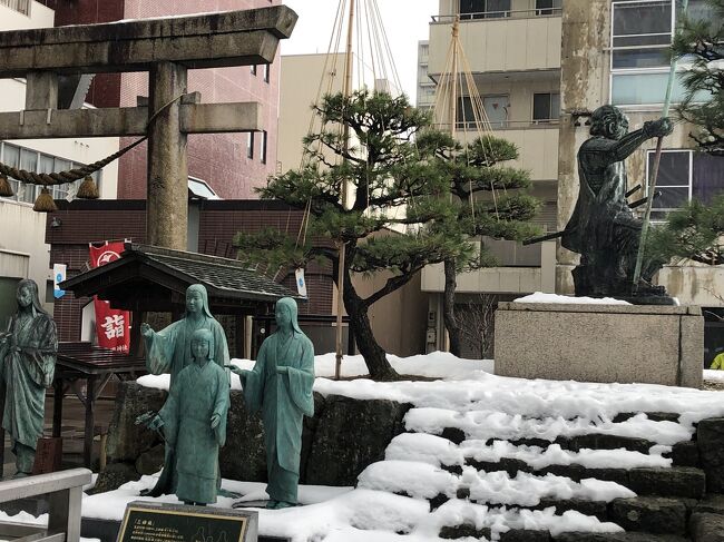 柴田勝家神社、見事な銅像が迎える福井にはヒョウが降っていました。（歓迎されてないのかしら。。）雪の中で見ると風情があります。福井駅からなんとか徒歩圏内で行ける距離です。