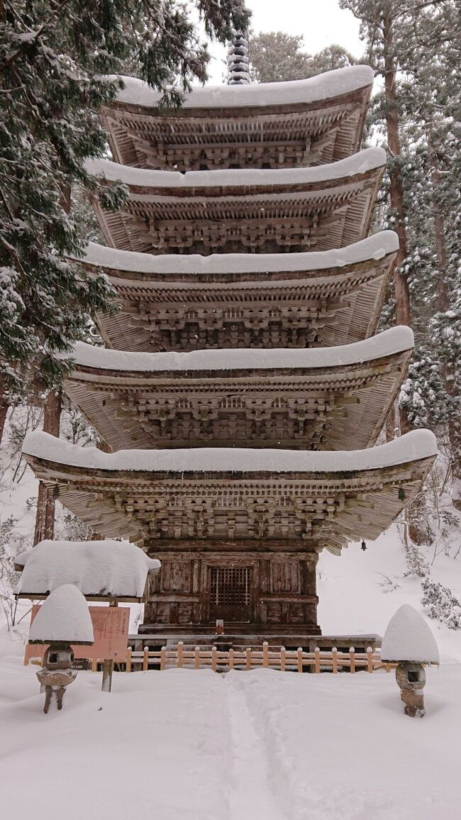 二日目です。今日も雪です。まぁ、昨日よりは、小降りなので、心はめげませんが・・・。<br />午後からは、晴れて来て、快適に運転できホッと一安心。<br />今日の予定は、鶴岡天満宮と羽黒山ですが、・・・。10時出発です。
