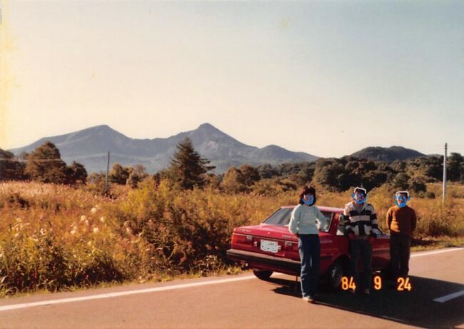 古い写真をScan電子データ化後、整理しており、この作業中に出てきた旅行写真を紹介します。<br /><br />1984年秋、学生時代の友人達と裏磐梯の秋元湖などへドライブしました。<br />友人夫婦と独身男性2人の４人組での１泊旅行だったようです。<br /><br />自動車は、入社前に購入した私の赤いカローラですが、多分、皆で運転を交替しながらのドライブだったと思います。<br />私は学生時代から、通学などで毎日のように自動車運転をしていましたが、「運転が下手」と自覚しており、友人のほうが上手でした。<br /><br />今では、自動車運転を卒業し、家の車は妻が運転します。