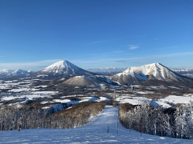 前の週も北海道に行く予定にしていたが、往路の飛行機が飛ばず、断念している。<br />そのときは、気温が高いため重い雪が降っていた。そのときの雪を引きずっているので、全日雪質はイマイチだった。上越で滑っているような感じ。<br /><br />天気：18日 晴れ→小雪、19日 快晴、20日 くもり。 18日 -3度、19日 -10度、20日 -8度。<br />19日の朝は、隣町の喜茂別町で、全道でいちばん寒い-18.8℃を記録。<br />積雪：18,19日 190cm 重めのパウダー、20日 グルーミング/締まり雪<br />リフト：計画運休<br />コース：イゾラゴンドラ運休のため、イゾラグラン・フリコ沢コース下部滑走不可。レストランのイゾラ2000も休業<br /><br />1/18は、JL503で新千歳空港へ。　ビッグランズ1101便に乗継。<br />ビッグランズ号は、今シーズンからキノコ王国の立ち寄りはやめて、ルスツ直行とのこと。15分トクした気分。<br />雪が多いため、少し時間を要してルスツに到着。運よく部屋にそのまま入れて、滑り始めた。<br /><br /><br />1/19は、終日スノーボード。<br /><br />1/20は、13時すぎでスノーボードは上がって、北海道リゾートライナー108便で新千歳空港へ。コロナ禍では珍しく、2台体制。<br />JL520便で東京に帰った。<br /><br />今回の旅行代は、ジェイトリップ利用、食事代別で41700円ほど。