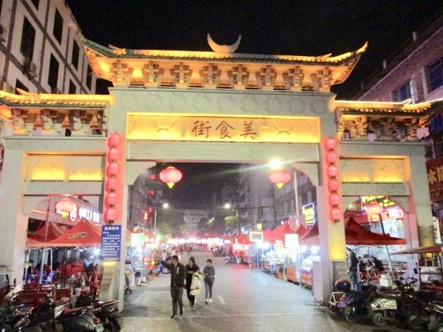 タイです。<br />中国 陽朔(yangshuo)からベトナムとの国境の町、憑祥(pingxang)に行きました。<br />屋台、ドリアン、社交ダンスなどの町です。