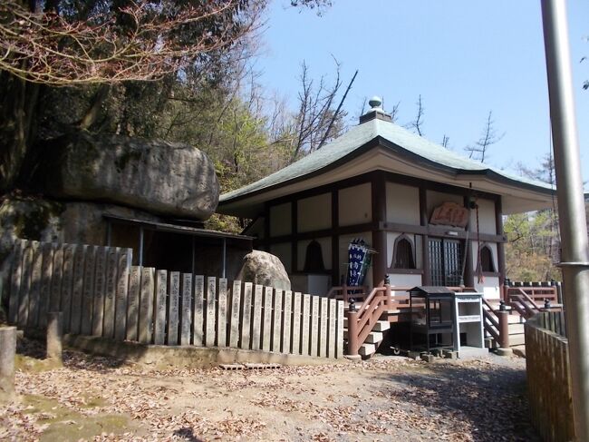 ＪＲ里庄駅の近くに登山口がある虚空蔵山（２５８ｍ）をハイキング。山名の由来にもなっている虚空蔵菩薩のお堂に参拝し山頂を踏んだ後、北東方向の山上にある森林公園「里庄美しい森」にも足を伸ばして、展望や満開の桜を楽しみました。