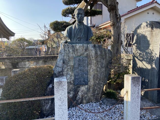 今回は、調布駅方面からバスで三鷹の国立天文台へ行きました。<br />天文台内の「星と森と絵本の家」の古い家や天文台の施設を散策します。<br />西へ歩いて徒歩10分ほどの近藤勇の幕末史跡を巡ります。<br />そして南へ徒歩10分ほどの調布飛行場の、先の大戦の掩体壕などを散策します。<br />近い場所に固まっているので、徒歩でも効率的に周れます。<br />写真にはGPS情報を入れていますので参考にしてください。<br /><br />表紙写真はお墓がある龍源寺の近藤勇像です。