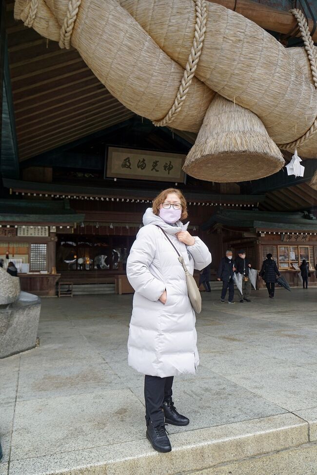いろいろな方の親切に触れた足立美術館を後にしてバスは出雲大社に向かいます。ここが今回のツアーの最終目的地になります。残念ながら出雲市内に入ると小雨が降ってきました。傘の用意はしてきましたが、阪急交通社の提携のお土産物屋さんが傘を貸してくれたのでそれをお借りしいました。折り畳み傘が濡れると帰りの空港でたたむのも面倒です。駐車場から添乗員さんの案内で手水舎から本殿を参拝します。拝殿の注連縄も大きかったですが、テレビで年末になると必ず映される神楽殿の巨大な注連縄は本当に大きいです。2礼4拍1礼の作法もなれないせいか4拍が上手い具合に手を打てませんでした。参拝は30分くらいで済んでしまい、雨が降っているので拝殿を周ることもしなかったので時間が余りました。添乗員さんに美味しい蕎麦屋を尋ねましたが、有名な店は参道の先にあるとのことなので諦めました。バスが駐車場に入る際に古い店構えの蕎麦屋があったのでそこに行ってみることにします。入り時に20分ほどしか時間が無いと伝えましたが、すぐに用意しますということで席に座りました。安来で寿司を食べたばかりですが、まあ何とかなるでしょう。妻は諦めて出雲ぜんざいにシフトしています。出雲そばもぜんざいもすぐに出てきたので急いでいただきます。量的には分け合ってちょうどよかったです。出雲まで来て蕎麦とぜんざいを食べないわけにはいかないのでミッション完了できて良かったです。出雲大社から空港までは40分ほどで着きました。帰りの航空券を添乗員さんから受け取ると右側の窓側の席でした。往路と同じ3人掛けかと思っていましたが、2-4-2の座席だったので隣が無くてよかったです。離陸してすぐは宍道湖が見えましたが、大山が見える前に雲に入ってしまい、その後は雲の上を飛ぶだけでした。空港で買った缶チューハイを飲んでほろ酔い気分で羽田まで戻りました。思ったよりもフライト時間は短くほぼ1時間ほどで到着してしまいました。あっという間の2泊3日の山陽から山陰にかけての旅でしたが、今まで行ったことのない場所が多くて充実していました。