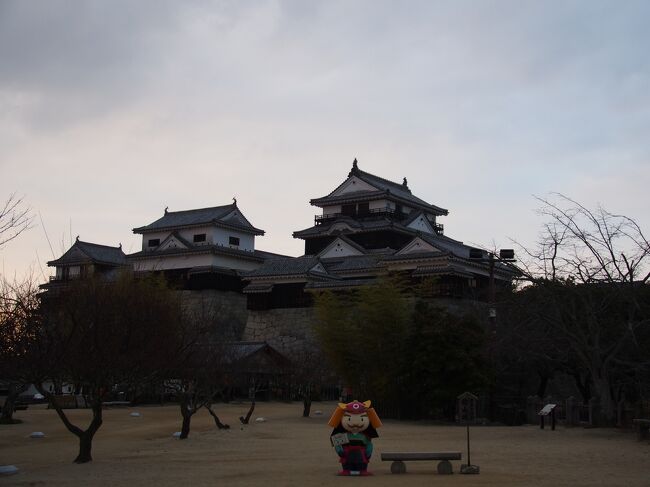 夕刻に松山に入り、松山城を見学。<br />日没間近でしたがなんとか間に合いました。