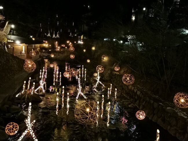 年末年始黒川温泉「湯本荘」で今年ものんびり温泉三昧。<br />「湯あかり」ライトアップが今年で１０周年を迎えたそうです。<br />球体状の「鞠灯篭」約300個と、筒状で高さ2ｍほどの「筒灯篭」を、自然の景観に溶け込むように配置して、日暮れから22時まで点灯、黒川温泉明神社のライトアップもいいものです。<br />お正月暇だったので初詣ついでに大観峰にも行ってきました。<br />