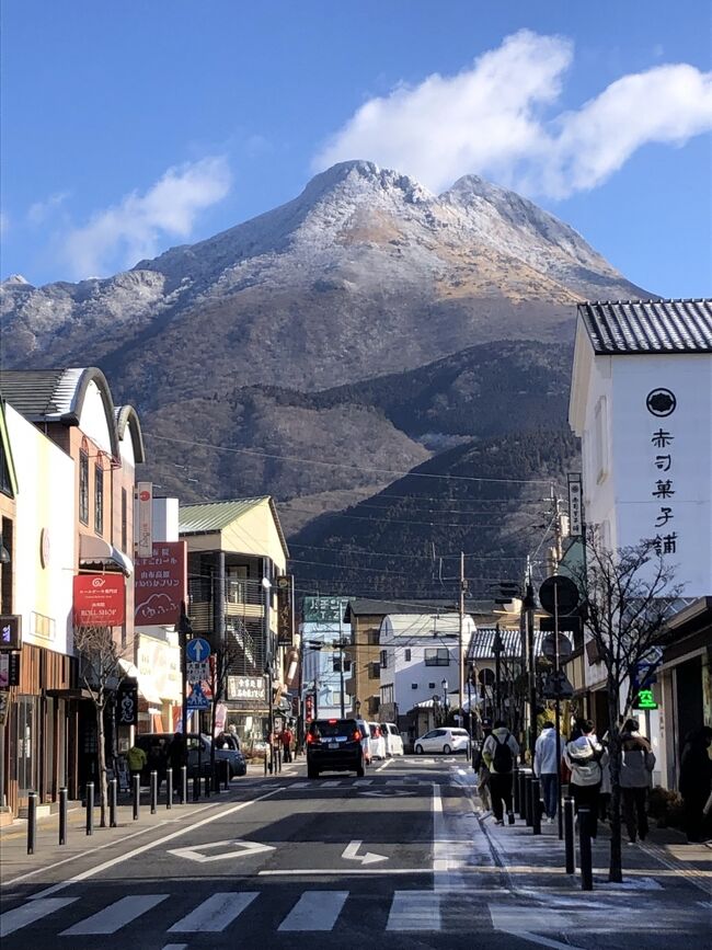 今回の旅で、唯一最初から決まっていたのが、由布院の温泉に泊まるということでした。「行ってみたい温泉ランキング」のようなアンケート等で、常に上位にランクインする由布院温泉ですが、これまで立ち寄る機会がなく、今回が初めての訪問となります。<br /><br />年末とあって、３ヶ月前でも泊まれる宿は限られていて、その中でとても気になった宿を選んでみたのですが…。