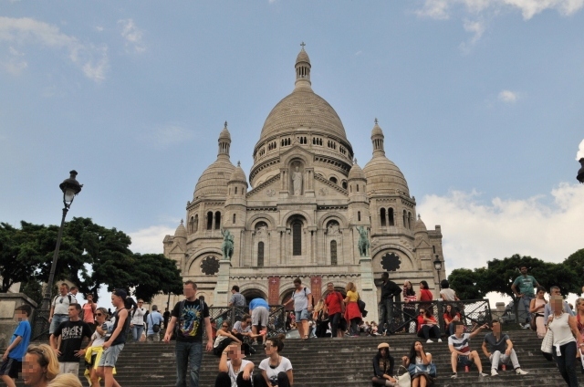 2014年7月、フランスにどうしても行きたくなり、無理やり休暇を取り、パリまでの往復航空券を押さえました。<br />7月17日木曜の22：15に羽田空港を出発し、翌日朝4時にパリのシャルル・ド・ゴール空港に到着するJALの直行便です。<br />帰国便は7月21日の夜23：25にシャルル・ド・ゴール空港を出発し、翌22日の18：20に羽田着。<br /><br />6日間とはいえフランス国内ではわずか3泊しかしない弾丸旅行になってしまいました。<br />とはいえ3連休と有給休暇2日あればヨーロッパに行けてしまうのです。深夜便のおかげですね。<br />23日は普通に出勤なのですが、それは考えないことにします。<br /><br />実は、フランスには一度行ったことがあります。2012年にポルトガルを旅した時、ポルトから夜行列車とTGVを乗り継いでパリに行き、凱旋門やエッフェル塔、オルセー美術館、オペラ座などを見学しました。<br />しかし肝心のルーブル美術館は休館日で見学できず、時間の都合でヴェルサイユ宮殿やモン・サン・ミッシェルには行けずじまいでした。不完全燃焼です。<br />さらに言えばフランス料理も食べていません。パリの夜に食べたのは私の地元千葉からパリに進出した「なりたけ」のラーメンです。せっかくフランスに行ったのにもったいない・・・。<br /><br />と、言うわけで今回の旅の目的は明確です。<br /><br />・モン・サン・ミッシェルに行く。昼だけでなく、夜のライトアップされた修道院も見学する。<br />・ヴェルサイユ宮殿を見学する。夏の土曜の夜の噴水ショーも見る。<br />・パリのムーランルージュでダンスショーを見る。<br />・ルーブル美術館を見学する。<br />・フランス料理をレストランで食べる。<br /><br />これを実質5日間でこなさねばなりません。<br />まずヴェルサイユ宮殿。広大な庭園にはいくつもの噴水があるのですが、普段はそのほとんどが休止しています。<br />すべての噴水が水を噴き上げるのは夏の土曜日の夜に行われる噴水ショーの日だけ。さらには花火もあがるのだそうです。<br /><br />土曜の夜にヴェルサイユ宮殿に行くとなれば日程は自動的に決まりました。<br />7月18日の朝4時にパリの空港到着後すぐにモンパルナス駅に移動。TGVに2時間乗ってレンヌという街を目指します。<br />レンヌからは路線バスに乗ってモン・サン・ミッシェルに向かい、モン・サン・ミッシェルで一泊。<br />3日目の19日はパリに戻ってヴェルサイユ宮殿の噴水ショーを見学します。ショーの終了は23時ごろらしいです。<br />4日目の20日は1日中たっぷりとヴェルサイユ宮殿を見学し、夜はフレンチカンカンで有名なパリのムーラン・ルージュでダンスショーを見学。<br />5日目の21日はルーブル美術館などを見学し、フランス料理を食べて空港へ向かいます。<br />慌しい日程ですが、行きたい所には全部行けるので、とても楽しみです。<br /><br />■　日程<br /><br />7/17　　羽田空港　22：15発　→　パリCDG空港　3：50着<br />7/18　　パリ　→　レンヌ　→　モン・サン・ミッシェル<br />7/19　　モン・サン・ミッシェル　→　レンヌ　→　パリ　→　ヴェルサイユ宮殿見学<br />7/20　　ヴェルサイユ宮殿見学　→　パリ　ムーランルージュ鑑賞<br />7/21　　パリ　ルーブル美術館見学　→　パリCDG空港　23：25発<br />7/22　　羽田空港　18：20着<br /><br />※ブログ『マリンブルーの風』に掲載した旅行記を再編集して掲載しています。<br />ブログには最新の旅行記も掲載していますので、ぜひご覧下さい。<br /><br /> 『マリンブルーの風』<br />http://blog.livedoor.jp/buschiba/<br /><br /> 2014年フランス弾丸旅行記目次<br />http://blog.livedoor.jp/buschiba/archives/52443627.html<br /><br />フランス旅行記の第19回です。<br />4日目の最終日はパリ観光。世界に冠たるルーブル美術館、モネの睡蓮で知られるオランジュリー美術館、マリー・アントワネットの牢獄があるコンシェルジュリー、モンマルトルの丘にそびえるサクレクール聖堂を見学します。<br />今回で最終回。オランジュリー美術館、コンシェルジュリー、サクレクール聖堂を見学し、フランス料理のレストランで夕食を食べてから帰国の途につきました。