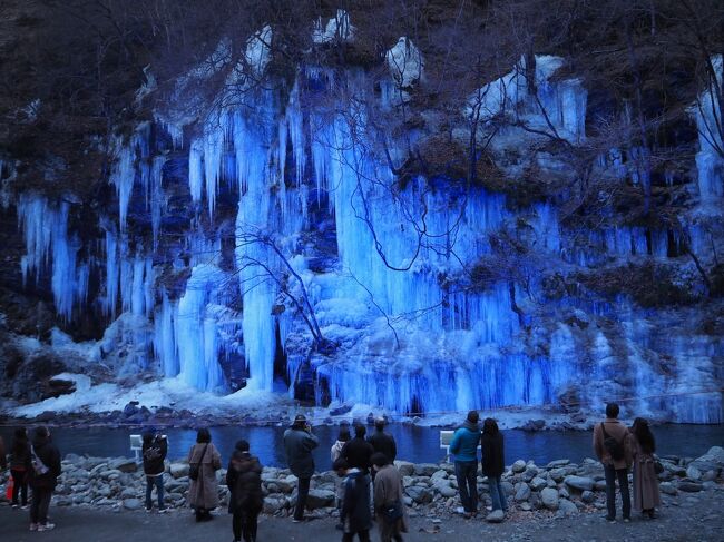 氷柱を見たくて、日帰りで秩父へ。<br />尾ノ内渓谷氷柱に続き、三十槌の氷柱に行ってきたー。<br /><br />三十槌の氷柱<br />http://icicles.woodroof.jp/<br /><br />ライトアップ<br />2022年1月15日（土）～2月20日（日）<br />【平日】17:00～19:00【土・休日】17:00～20:00<br /><br />［11年前の旅行記］<br />ペン持って出掛けよう２*・゜・*まだまだ寒い三十槌の氷柱*・゜・*<br />https://4travel.jp/travelogue/10544517<br /><br />前回はライトアップまで見られなかったので、リベンジ！！<br /><br />［旅程］<br />（西武観光バス）西武秩父駅 9:20 → 小鹿野役場 9:55　一日乗車券<br />（西武観光バス）小鹿野役場 10:00 → 尾ノ内渓谷入口 10:31　一日乗車券<br />☆尾ノ内渓谷氷柱（整備協力金 400円）<br />（西武観光バス）尾ノ内渓谷入口 12:42 → 小鹿野役場 13:15　一日乗車券<br />（西武観光バス）小鹿野役場 13:34 → 西武秩父駅 14:15　一日乗車券<br />（西武観光バス）西武秩父駅 14:30 → 15:13 三十槌　730円<br />★三十槌の氷柱（整備協力金 200円）<br />（秩父市営バス）三十槌 18:03 → 三峰口駅 18:24　500円<br />（秩父鉄道）三峰口 18:30 → 御花畑 18:53　450円