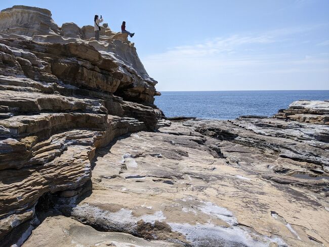 昨年の9月にホテル浦島に宿泊した。<br />洞窟温泉忘帰洞がむちゃくちゃよかったのでまたホテル浦島に宿泊したくなり、和歌山一人旅(白浜＆那智勝浦)に出かけた。<br />＜1日目：2022/3/10木＞<br />西日本JRバス　白浜エクスプレス大阪(3,000円)<br />なんばOCAT8：10⇒三段壁11：30<br />★三段壁<br />★千畳敷<br />JRローカルで白浜⇒紀伊勝浦へ<br />ホテル浦島宿泊(8,800＋入湯税150ーポイント100＝8,850円)<br />＜2日目：2022/3/11金＞<br />★熊野那智大社、青岸渡寺、飛瀧神社<br />パンダくろしお号で帰阪　紀伊勝浦13：46⇒天王寺17：32<br />スパワールド世界の大温泉で宿泊<br />(1,500+深夜料金1,300+入湯税150＝2,950円)<br />＜3日目：2022/3/12土＞