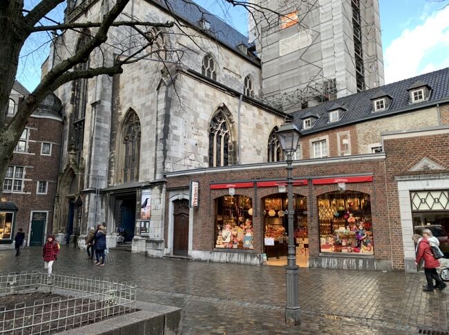 2月12日　小雨模様<br />　ヴィースバーデンからICEでアーヘンに到着。さっそく世界遺産の大聖堂に行ってみる。<br />　こりゃ凄いわ。宗教はこんなにも荘厳な装置が必要なのか。ケルン大聖堂なんかと比べると、とても小さな聖堂だけど、装飾の精緻さには驚いた。柱や壁は大理石のパネル（1m×2mくらい）で装飾されているが、大理石は直線や曲線やグレーの模様が入っている。その模様が、あたかも同じ石から切り出したかのように、継ぎ目で一致している。想像を絶する手間。<br />　夕食は駅前のアジア料理　Hai Namで、指差し注文でマッシュルームがいっぱい入ったタイカレー（６?くらい）を食べた。安くて美味しい。<br />　<br />2月13日　曇天のち雨<br />　早朝の大聖堂に行って飽きずに見入っていると、礼拝が始まった。途中で出るのははばかられ、最後までいた。礼拝の終わりに、味のないウエハースのようなものを神父様から頂戴し、なんとも貴重な時間を過ごした。<br />　ケルンに向けて出発。ケルンの駅前にはアーヘンのそれとは趣の違うが、これまた壮大な大聖堂。コメルツホテル　https://www.kommerzhotel.eu/en/　にチェックインして、早めにライブ会場に向かう。この会場は倉庫を改装したライブハウスらしく、情報が少なくて場所がわかりにくかったのと、今回の遠征で初参戦だったので、まずは下見。事前の調査通り会場にはトラムで簡単に行くことができて、有名なオマイツ、itchieさんのyoutube動画撮影（BABYMETALツアー全通レポート＃７）に協力する。いったんケルン市内に戻って、ライブの準備をして少し早めに行って開場を待つ。　次第に雨あしが強くなり、めっちゃ寒いのだが、期待で胸は熱い。<br />　さて、ライブでは下手寄り前から3列目くらいの、国内ではありえない近さを確保。この日のアベンジャーは鞘師里保ちゃん。一曲目の「DA DA DANCE」の冒頭、すーちゃんのマイクが入ってない！　でも平然と1コーラス歌いきる男前のすーちゃん。そんな様子が目の前で展開されていく。もう死んでもいいってくらいBABYMETALを堪能した気になったが、この後、もっとすごい天国がまっているとはこの時は知る由もなく。<br />　ライブ終了後は燃え尽きて呆然としながら、おとなしくホテルに戻る。