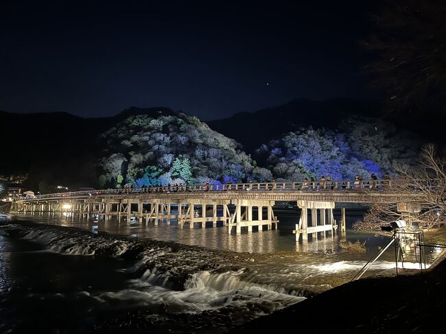 2021紅葉狩りは<br />35年ぶりに<br />嵐山・嵯峨野のさらに奥にある<br />三尾めぐり<br /><br />車で行ったので<br />京都の北西に位置する高雄山、槙尾山、栂尾山からの<br />京都の北東にある三千院まで遠征<br /><br />その一か月後には<br />17年の歴史に幕を下ろした「京都 嵐山花灯路」へ<br />またまた2022・3・10には<br />20年の歴史に幕を下ろした「京都 東山花灯路」へ<br /><br />京都の晩秋から早春までを<br />ぎゅっとまとめてみました<br /><br />