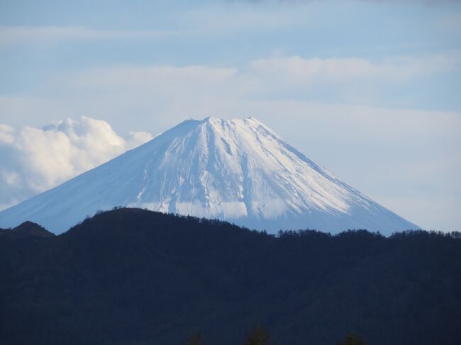 前回、八ヶ岳高原ロッジに宿泊した時、音楽堂から富士山が見えたのですが、今少し物足りなさがありました。<br /><br />１０月２０日に八千穂自然園を見に行った帰り、標高高いレストハウスのところで、くっきりとした富士山が頭だけですが見えました。<br />これだけきれいに見えるのなら、八ヶ岳高原ロッジのほうでも富士山が良く見えるのでは？と思い、急遽帰りに立ち寄ってみました。<br /><br />そうしたら、すごい！<br />最高の富士山の景色に出会えました！