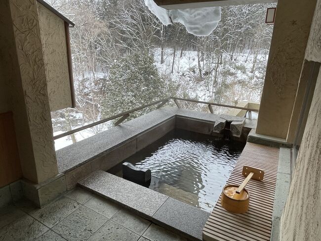 ルレエシャトー6件目。<br />これで東日本コンプリート。<br /><br />グレードの低い部屋にしたが、部屋は今までで一番かもしれない。<br />眺望は良いし、風呂が広いし浴槽内に椅子あるし、ぬるくて良い。<br />ダブルシンクだけでなくダブルトイレは初めてかも？<br /><br />全室露天風呂付きだと大浴場はそこそこな所しか見た事がないが、ここは大浴場も凄い。<br />風呂自体も良い。<br />サウナはロウリュもできるし横になれる、サウナハットもあるし、水風呂もある。<br />さらには外に雪の道があり、雪ダイブも出来る。<br />白銀荘か。<br />サウナーも満足出来るだろう。<br /><br />だが飯が不味い。<br />口コミで不味いと聞いていたが、本当に不味い。<br />吉野家の牛丼以下だ。<br />十万払って不味いのは恐れ入る。<br /><br />これで美味いと思えるなら、あさばや無可有に行くと驚愕するだろう。<br /><br />もうルレエシャトー巡りは止めようと思う。<br />ここがルレエシャトーであるなら、ルレエシャトーに価値が無いとおもえてしまう。<br />他の評価の高い宿に行こうと思う。<br /><br />本当に残念だ。<br />立地も部屋も良いのに。。<br />サービスと料理は一流とは程遠い。<br />どうしてこうなった。<br /><br /><br /><br />