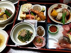 夕食は部屋で会席弁当、朝食はビュッフェ料理を仕切り有りボックス席で。～伊豆稲取　銀水荘～