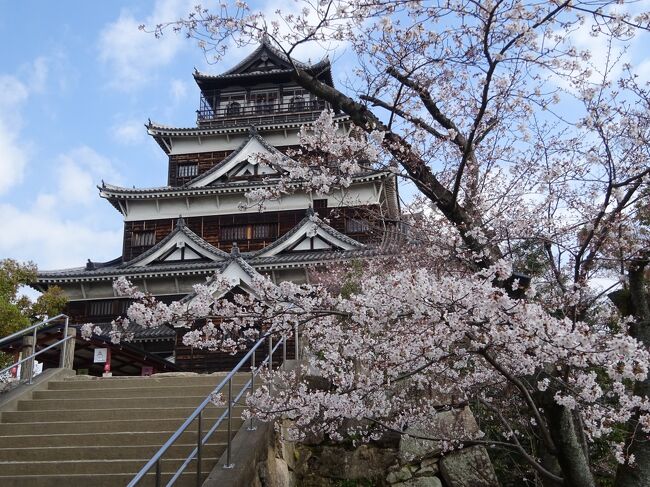  2月20日、広島県のまん延防止等重点措置が解除になったため、感染対策を徹底しての3月22日～24日広島のぶらり旅です。<br />1日目は、三原城跡、尾道、鞆の浦周辺を巡り福山に宿泊。<br />2日目は、福山市の神社と福山城を巡り、笠岡、向島を観光し広島に宿泊。<br />　ぶらり旅3日目は、広島市の平和記念公園と広島城を見学し、灰ヶ峰展望台で瀬戸内海の雄大なパノラマ風景を眺め呉市へ。呉市では旧海軍と海上自衛隊ゆかりのスポットを見学し海軍カレ－を食べて音戸へ。最後は安芸の小京都･竹原に立ち寄り、広島空港から羽田に帰ってきました。広島の有名な観光地以外にも、まだまだ素晴らしい観光地があることを実感できました。<br /><br /> <br />　