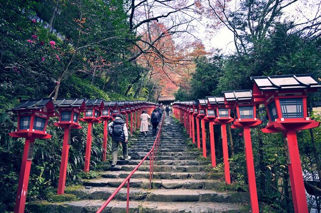 2021年の秋、錦繍に染まる古都・京都でとことん紅葉を堪能する旅!<br /><br />3泊4日の旅の1日目は洛北エリアの鞍馬・貴船へ足を延ばし、天狗伝説で知られる「鞍馬寺」へ参拝した後、山越えの道となる「奥の院参道」を通り抜け、「貴船神社」へと向かいます。<br />ここ「貴船神社」は水を司る神様を祀る古社で、貴船山を彩る紅葉を眺めながら、その麓に鎮座する本宮・奥宮・結社を順番にお参り(三社詣)していくことに。<br /><br />この日は「鞍馬寺」の「仁王門」前から「貴船神社」の奥宮まで歩き通し、かなり長丁場(参拝などを含め約4時間半)となりましたが、自然豊かな鞍馬・貴船エリアが錦繍に染まる中、紅葉を楽しみつつ古来より信仰されてきた社寺を訪ねることができ、大満足の散策となりました♪<br /><br /><br />〔2021.11 秋の京都・とことん紅葉の旅〕<br />●Part.1(1日目①):鞍馬寺/奥の院魔王殿<br /> https://4travel.jp/travelogue/11731302<br />●Part.2(1日目②):貴船神社【この旅行記】<br /><br />〔2017.11 紅葉に染まる山里・京都大原の天台寺院巡拝記〕<br />●Part.1 ~勝林院・実光院・来迎院・宝泉院編~<br /> https://4travel.jp/travelogue/11544446<br />●Part.2 ~三千院門跡・寂光院編~<br /> https://4travel.jp/travelogue/11549521