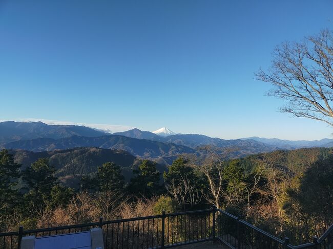 毎年の恒例となってきた正月の高尾山参りです。ルートは微妙に変えていますが今年は高尾山から陣場山までの縦走とすることにしました。とは云え、お参りですので各所から富士山を拝んでいます。