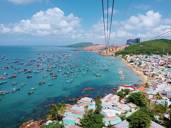 旅行先　ベトナム フーコック島<br />期　間　2022/1/31～2/3 (4日間)<br /><br />【旅の概要】<br />2022年旧正月前、冬のハノイのどんより空はもうイヤダ。ベトナム政府もCovid-19との共存を決め、テトを前に規制を大解放しました。南の島へ行こう。ひとり気ままなバカンス。レンタルバイクで島西側を南北縦断。参考にしたHP等より開発は進んでいましたが、コロナの影響かテトだからなのか、観光客もまばら。数年後が勝負な感じです。こんなご時勢ですので情報より映え写真多めでお届けします。<br /><br />飛行機 VietJetAir (HAN-PQC)<br />ホテルはMay Hotel / Tropicana resort<br />ホントム島ケーブルカーでSun World<br />VinWonders Phu Quoc<br />テディベアミュージアム<br />Suoi Tran 滝　など<br /><br />