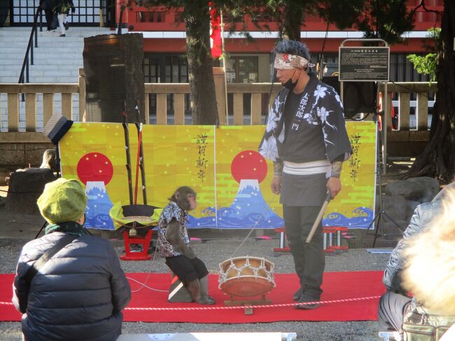 たまたま日暮里駅前に宿泊することになった為、「初めての谷根千を歩いてみたい」、「浅草神社で初詣をしたい」、「向島のカドでお茶をしたい」、「神谷バーでデンキブランを飲みたい」ということから日程を組み、連休初日の混雑を予想し、移動手段を「台東区コミュニティバス」”東西めぐりん”と徒歩に決定。バスの車内は空いていて、知らない土地を巡ることもでき、コロナ禍の蜜を避け、健康的な1日を過ごしました。