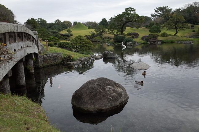 名園の誉れ高い庭園<br /><br />回遊式庭園の醍醐味を、類まれな芸術性を少しでも伝えるために、<br />カメラの画角は全て28mm(人間の視界の約半分の面積。もっと数字を下げるとレンズの歪みがきつくなるので、この数値が妥協点。)に固定しています。<br /><br />尚、解説は100%の主観です。<br />資料に基づいた内容ではありませんので、悪しからず。