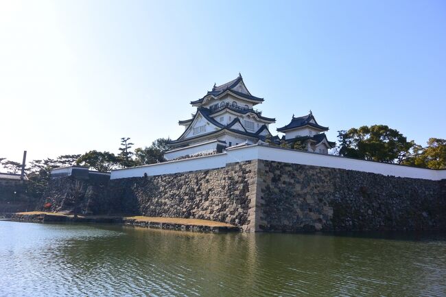 大阪府の泉南地方にある岸和田市は、テレビ中継もされるだんじり祭りで有名<br /><br />ですが、他にも、岸和田城や紀州街道の古い町並み、近代建築などが残る<br /><br />すてきな所でした。<br /><br />岸和田に残る建物の施主として、寺田財閥という名前が必ず出てきますが、<br /><br />明治~昭和に岸和田地方を中心に活躍した阪神財閥のひとつで、元々江戸時代<br /><br />から酒造業を営む資産家でした。<br /><br />明治維新以降、本家の南寺田家、分家の北寺田家、堺寺田の三家が紡績、煉<br /><br />瓦、銀行など、寺田財閥を形成しました。<br /><br />そのひとつ、岸和田紡績は大日本紡績(ニチボー、東洋の魔女で有名)と合併<br /><br />し、現在はユニチカとなっています。