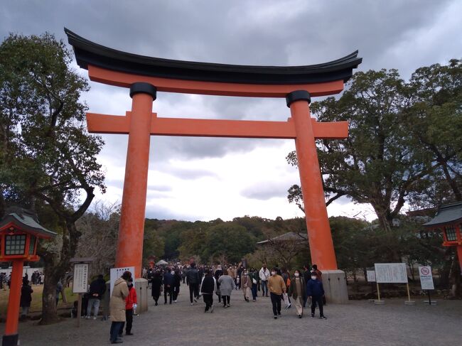 毎年の恒例となりつつある年末年始は九州へ。<br />しかも今回は毎度の福岡、大分に加えて長崎も！<br />その前に大阪に立ち寄りたこ焼き＆串カツを食べるという<br />ミッションもくっつけて行ってきました。<br />昨年と同様にほぼ毎日宿泊ホテルが変わるという旅程で<br />鉄道、飛行機を駆使した旅でした。<br /><br />1日目<br />　　東京8：39発→新大阪11：06着（東海道新幹線のぞみ211号）<br />　　大坂キタ・ミナミで食べまくり<br />2日目　<br />　　なんばをぶらぶら<br />　　難波13：05発→関西空港13：42着（南海ラピートβ31号）<br />　　関空15：35発→福岡16：55着（ピーチMM157）<br />　　福岡で海鮮を満喫<br />3日目<br />　　博多9：16発→長崎11：23着（JR特急かもめ11号）<br />　　大晦日は長崎ちゃんぽん食べて中華街あたりをぶらぶら<br />　　平和公園観光<br />4日目<br />　　元旦はグラバー園観光して再び長崎ちゃんぽんを食す<br />　　長崎15：19発→博多17：13着（JR特急かもめ26号）<br />　　博多18：34発→日田19：52着（JR特急ゆふ5号）<br />　　ホテルへ直行<br />5日目<br />　　宇佐神宮へ初詣<br />　　夜は大宴会？<br />6日目<br />　　日田近辺観光<br />　　日田15：17発→博多17：13（JR特急ゆふ4号）<br />　　連れをお見送り～<br />7日目<br />　　レンタカーで志賀島ドライブ<br />　　志賀島で海鮮を食す<br />8日目<br />　　福岡7：00発→羽田8：30着（JAL300）<br />　　その後会社へ直行<br /><br />旅費<br />　鉄道　<br />　　東京→新大阪（東海道新幹線普通指定席）￥14,920<br />　　難波→関空（南海ラピート　関空トク割）￥1,290<br />　　博多→長崎（JR特急かもめ　九州ネットきっぷ）￥3,150<br />　　長崎→博多（JR特急かもめ　九州ネット早得３）￥2,550<br />　　博多⇔日田（JR特急ゆふ　九州ネット切符往復）￥3,360<br />　　　　　<br />　航空券　<br />　　関空→福岡（ピーチ　座席指定込み）￥11,860<br />　　福岡→羽田（JAL　スーパー先特）￥13,500<br />　　<br />　宿泊費<br />　　大阪：ホテルフォルツァなんば道頓堀　￥5,600（税込み1泊2人）<br />　　福岡：西鉄イン福岡　￥6,290（税込み1泊2人）<br />　　　　　ホテルリブマックス博多中洲　￥2,500（税込み1泊1人）<br />　　　　　　うち楽天ポイント900P利用<br />　　　　　ホテルリブマックス福岡天神WEST　￥2,550（税込み1泊1人）<br />　　長崎：ホテルニュータンダ　￥24,000（税込み1泊2人2食付き）<br />　　日田：ホテルルートイン日田駅前　￥23,900（税込み２泊2人）<br />　　　※楽天トラベル・アゴダ・一休.COMにて予約<br /><br />　レンタカー<br />　　日産レンタカー 天神　￥3,025（9：30～17：00）<br />