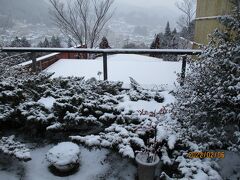 くさかべアルメリアのメゾネットスイート「セレネ」の露天風呂で雪見酒