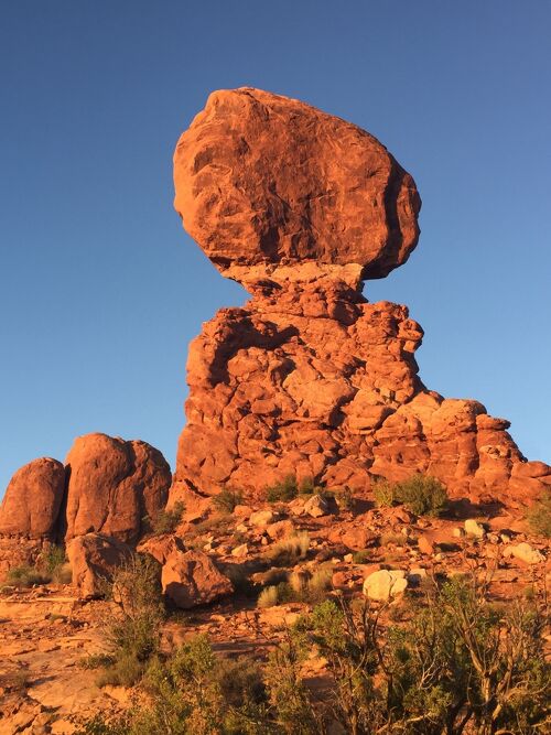 夕方の景色 ユタ州 アーチーズ国立公園 － 夕日を浴びるバランスロックを