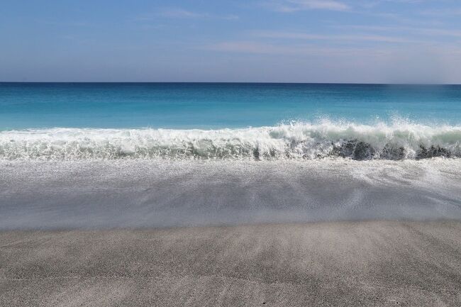 羽伏浦海岸は7kmも続く海岸ですが、南国の島のようなヤシの木の木陰もなくたいへん暑かったです。しかも徒歩移動なので、やっと着いた新島空港で休憩します。空港への入り口には、新島特産コーガ(抗火)石で作ったサーファーのモニュメントが。1日3便ある調布行の、昼の便が出発したところで、空港内はほぼ無人でした。売店では、コーガ石から作った新島ガラスで作った土産物が売られています。新中央航空の機材は写真のドイツ製ドルニエ228(定員19名)。運賃もさることながら、荷物は預け入れ・持ち込み併せて5kgを超えると1キロ単位で超過料金を取られるところが、船より割高です。<br />新島空港は休憩だけに立ち寄り、再び、島を歩いてみます。新島に二つある集落のうち、中心となる本村(ほんそん)です。新島特産のコーガ(抗火)石は、字の通り、防火性能に優れ、軽く運搬がしやすい、加工がしやすいことから、かって新島では建材に使われたとのことです。現在は一般的な建材のほうが安価なため、使われなくなりましたが、島の古い集落ではコーガ石を塀や、壁に使った建物が見られます。島のもう一つの特産品は、くさやです。新島はくさや製造発祥の地で、現在残る6社の製造業者のうち5社が「くさやの里」で生産しています。材料は魚と塩とくさや液。魚は近海で獲れるアオムロアジが一般的とか。江戸時代、島では年貢を塩で納めていたため、塩は貴重なものでした。塩を節約するため、塩水を繰り返し使ったところ、塩水に魚から出る成分も混ざり、次第に腐り、強いにおいを放つようになったとのことです。