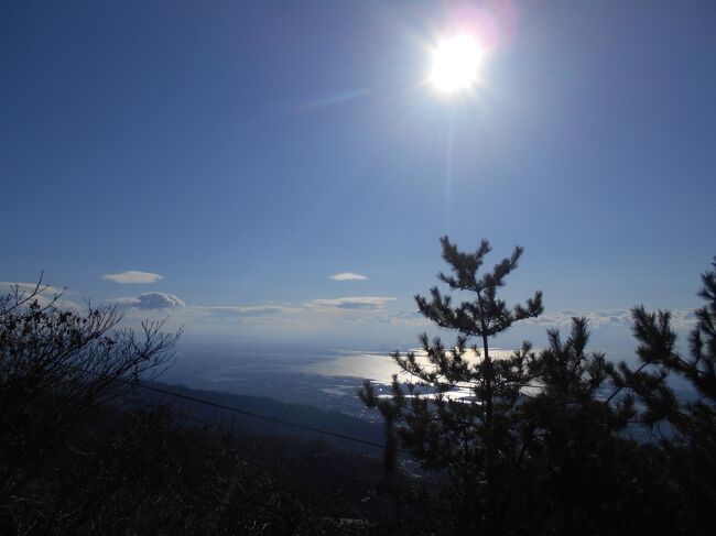 　六甲山の記念碑台まで久しぶりに歩いて登った。いい天気だったがなかなかの寒さであった。登りは寒天山道、下りは天狗岩南尾根を通った。