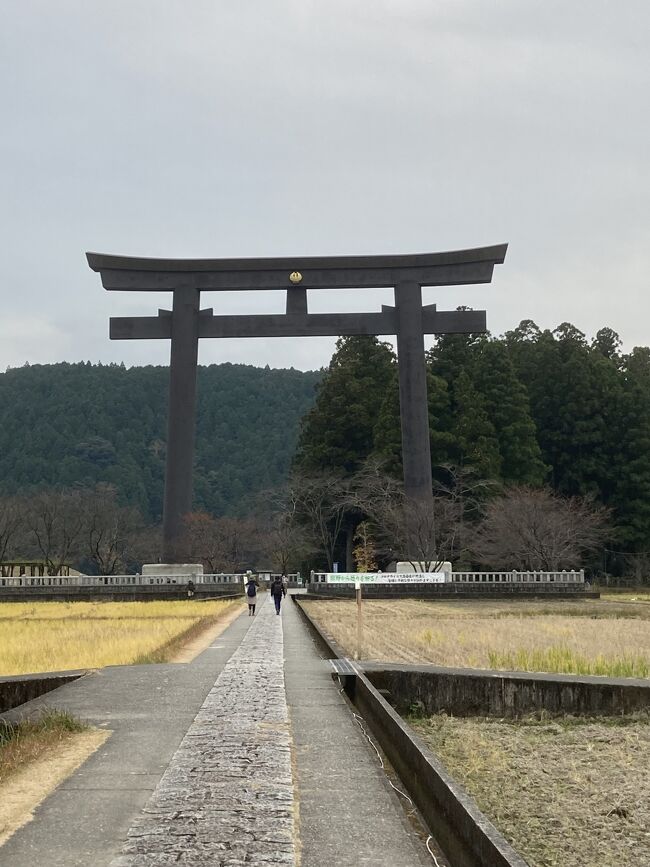 子供の学校が創立記念日で急遽休みになりました。<br />どうしても行きたかった熊野三社巡りをいたしました。<br />計画は立てず、谷瀬のつり橋、玉置神社など途中いろいろなところを思うままに立ち寄りながらのんびりとした旅行となりました。<br />