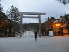 伊勢神宮下宮は夕刻、内宮は早朝に参拝（人混みを避けることができるかな？）