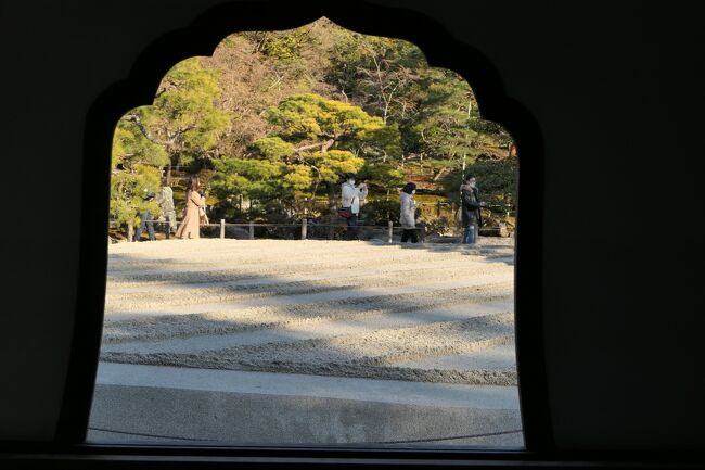 2022年1月8日-10日、冬の京都に行きました♪<br />ホテルライフとグルメ、寺や神社、庭園をたっぷりと楽しんできました♪<br /><br />☆Vol.25　1月8日：京都♪<br />ホテルのチェックインまでに寺院の庭園めぐり。<br />京都観光キャンペーン「京の冬の旅」特別公開庭園の仁和寺。<br />西日に当たって黄金色に輝く金閣寺。<br />影の濃い美しい冬庭園の曼殊院。<br />次は銀閣寺へ。<br />銀閣寺も金閣寺と同様に修学旅行以来。<br />ほとんど覚えていない。<br />目に飛び込むのは白い砂利を使った美しい幾何学的な模様。<br />プリンのような形をした砂山。<br />広大な池に山の傾斜を利用したダイナミックな庭園。<br />池の畔に立つわび・さびの象徴的な銀閣寺。<br />黄昏は影が濃くなるが、<br />木々の葉を落としており、明るい。<br />そのおかげて木々を越して見渡せる。<br />ゆったりと庭園を歩き、<br />冬の美しい庭園を眺めて♪<br />