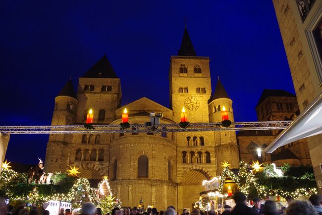 2019年12月。クリスマスマーケットを巡る11回目の旅です。<br />ドイツ・フランクフルトから始まり、西に進んでルクセンブルク、<br />南下してフランス・アルザス地方、東に向かってドイツに戻ります。<br />シュバルツヴァルト(黒い森)地方を周って北上し、<br />フランクフルトから帰国します。<br /> 3回目は、ベルンカステル・クースと同じモーゼル川に面した町トリーアです。<br />トリーアはTRIERで、トリアーとも表記されます。<br />この旅行記ではツアーの日程表に従います。<br /> トリーアは、ドイツ西部、ルクセンブルクとの国境に近い町です。<br />紀元前16年にローマ皇帝アウグストゥスによって建設されました。<br />町の中には古代ローマの遺跡があり、<br />中世の町を見学することの多いドイツでは異色の町です。<br />この町の中心にある大聖堂のすぐそばのホテルが今夜の宿です。<br />観光のために訪れた訳ではないので、町歩きも殆どありませんが、<br />大聖堂前の広場で行われているクリスマスマーケットの様子と、<br />ポルタ・ニグラのライトアップを紹介します。<br />また、以前訪れた時の昼間の様子も補足として紹介します。