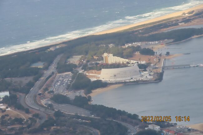 2月5日、午後4時頃に搭乗機は博多湾上空に来ました。　津屋崎や相之島が見られました。　海の中道海浜公園を過ぎて福岡空港上空に差し掛かり、旋回して空港南より着陸しました。<br /><br /><br /><br /><br />*写真は海の中道海浜公園、