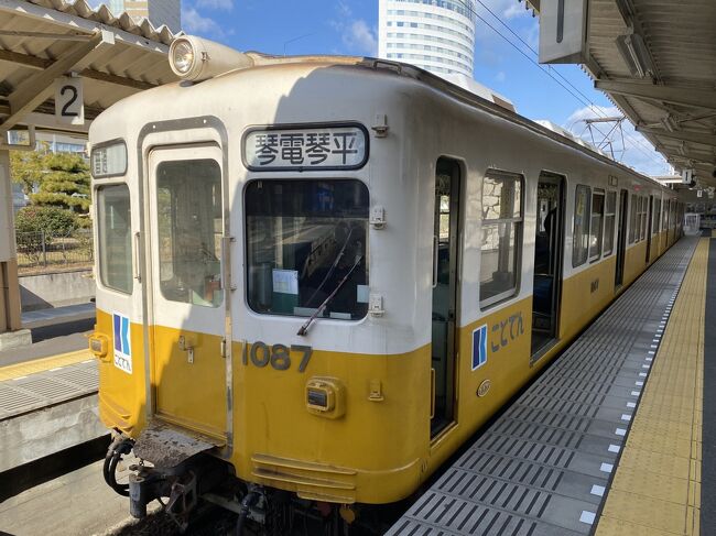 2022年2月のスタートはJALのタイムセールで取った高松へ。<br />正直言いますと高松に行きたかったと言うか高松が安かったから(笑)<br />まあそれはさておき高松もうどんや鳥料理などなど美味しいものいっぱい!<br />その辺が楽しめれば問題無し!<br />更に今回は久々の観光要素として金比羅山まで足を伸ばしてみました。<br />さて今回のフライトはこんな感じ。<br />2/5 JL475(HND-TAK) 07:55~09:20<br />2/6 JL484(TAK-HND) 17:40~18:55<br />それでは旅行記スタートです。