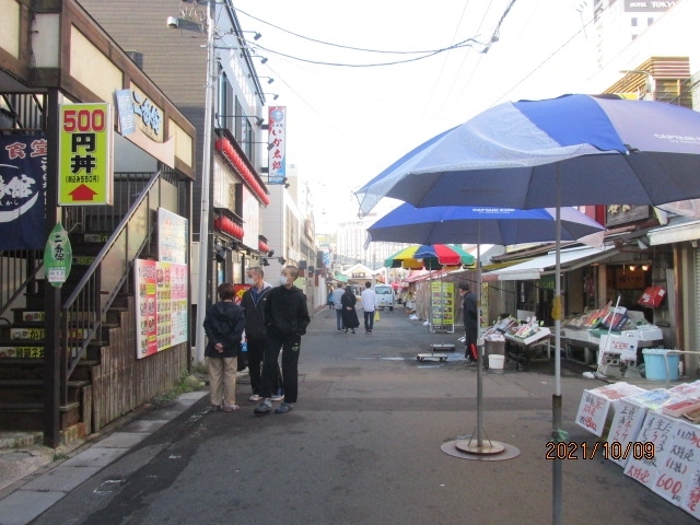 北海道へは１００名山登山で何回か来ているが、それとは別に仕事とか観光で来ることもあって、何かの機会だったのか定かには覚えていないが、９月の中旬、札幌郊外の定山渓にやって来た時、まだ９月だと言うのに全山が紅葉に覆われていて、その見事さに圧倒された。それ以前に宮城蔵王の紅葉も見ていたが、北海道の紅葉は、流石に内地の紅葉よりは気温の低下が激しく、見栄えが良いものと、感じ入った。今回１０月になってしまったが、函館は北海道の中では温暖な地、まだ紅葉は見られるかも知れないとやってきたのだ。今日１日は、函館郊外の大沼公園へ行く予定でいる。<br /><br />昨夜は函館山からの夜景を堪能しバスで下山したが、臨時バスが何台も出ていて、乗客は相変わらず満員だったが待つことも無く下山できた。国際観光ホテルの前にもバス停はあるのだが、どこかで食事でもと思って、一つ手前、先刻乗車した金森倉庫前で下車したが、このコロナ禍で客足が途絶え、開いている食堂も見当たらない。駅まで行けば構内か近くのどこかに食事処はあるだろうが、これから行くのも面倒だ。先刻の海鮮マーケットで何か買って帰ろうと寄って見ると、奥の方にイートインコーナーがあり、店でお寿司を買って、そこで食事を済ませ、ホテルに戻った。今日は早朝の出立で、朝の４時起き。身体も疲れている。早目に寝ることにした。<br /><br />車があれば簡単に行ける大沼公園も、今は運転免許もなく、レンタカーも借りることは出来ない。電車で行っても１時間足らず。ただ問題は電車の本数があるかないかだ。兎も角、朝飯を探しながら、駅に向かって歩く。駅前朝市は名前の通り、朝早くから開いている。こんな時間、観光客はいないが、マーケットの売り子の掛け声は元気だ。「安いよ、安いよ、良いのがあるよ！」と。彼女達に取って見慣れない顔が通りかかると、皆お客さん。呼び込みを図るのだ。当方これから遠出し、掛け声を無視して食堂を探すと、その朝市マーケットの２階に食堂がある。ああ、丁度良い。ここでお腹を満たし、大沼へ向かえば丁度良い。