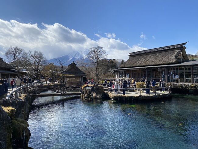 新倉富士浅間神社で富士山を拝んだ後、次に向かうのは忍野八海。<br />少しずつ山頂に雲が集まり始めてきましたが、どれだけきれいな富士山を望むことが出来るでしょうか。<br />はやる気持ちを抑えながら、忍野八海に向かいます。