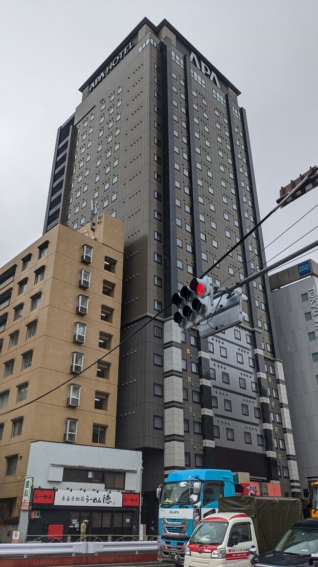 オミクロの日本上陸を確認してから、あれよあれよと感染者はうなぎ上り<br /><br />週に２回程出社している私としては「もう、いつ罹っても致し方なし」とは思っていた<br />そして、子供のクラスから陽性者が出て学級閉鎖となり、<br />本当に間近に迫ってきているんだなぁ・・・・<br /><br />と、感じてた矢先、まんまと感染してしまいました<br /><br />息子Ｂの受験は来週、<br />夫は出社必須な業種ということで、<br />私が外で療養する選択となりました<br /><br />これから同じパターンで隔離療養となる方への参考になればと、<br />簡単となりますが日記を公開します<br /><br />ほぼ、画像と文章が合っていませんが、<br />部屋の外では撮影不可となっていたので、<br />毎日のお弁当くらいしか撮るものがなかったからなのです<br />