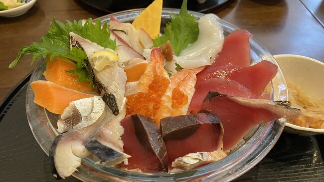 ちょうど墓参りに帰省する友人の希望で、県内移動のドライブに出かけました。以前からテレビや雑誌などで話題になっている田原の渥美の丼屋まるみの海鮮ミルフィーユ丼を食べにいきました。<br /> ちなみに昨年秋にペットのチワワと家族旅行した時の伊良湖岬旅行記はこちらです↓<br />https://4travel.jp/travelogue/11711765