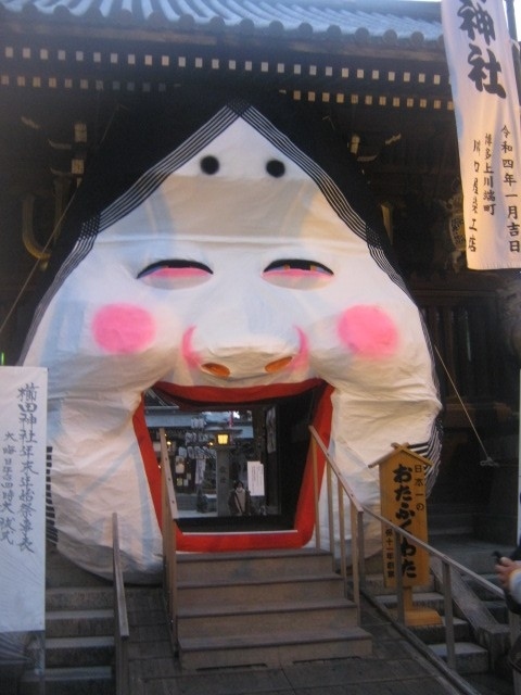 2022年の最初の本格的な旅は西日本から、ということになります。<br />2021年末には、まだ令和になってから足を踏み入れていなかった東日本10県の国盗りを果たしましたが、今回は同じくまだ令和未踏の西日本10県(佐賀県・長崎県・熊本県・鹿児島県・宮崎県・大分県・愛媛県・高知県・徳島県・和歌山県)の国盗りが最大の旅の目的ということになります。<br /><br />それぞれの県に関しては、案外平成末期に訪れている所が多いので、ご無沙汰ぶりとしては愛媛県が約10年ぶり、ということになり最長のブランクがありましたし、それに次ぐのは鹿児島・宮崎・大分などの約6年ぶり、ということになりますので、観光の主力としてはこの辺りをメインに、と思っておりましたが、果たして結果は如何に???<br /><br />基本的にはいかに効率的に10県を巡るのかが最優先、ということになりますので、先の東日本国盗りにおける千葉県・長野県・神奈川県などと同様の、一部県においては、”ちょっとだけ入境”で国盗り完了してしまう、という胡散臭さもあります。関係県の皆様、どうもすみません~(^^;)。<br /><br />旅の最初は、現状では北海道から九州へ唯一の定期航空路を有する福岡県からとなりますが、福岡県に関しては、令和最初の海外旅行で韓国・プサンに向かう際の往復カメリアライン利用の旅の際に立ち寄っています(令和二年にも山陰旅の途中で、ちょっとだけ北九州付近に立ち入ってるし)ので、本旅行記で国盗りカウンターが発動することはありません(^^;)。<br /><br />福岡空港としては約2年ぶりの訪問ということになりましたが、前回は色々と工事中だったのがすっかりと終了していて、隔世の感がありました。その後は明るいうちにと急いで地下鉄で祇園まで移動し、櫛田神社などを見物してから今宵の宿に向かうまでが本旅行記の流れとなります。<br /><br />(表紙:櫛田神社のお多福さん)<br />